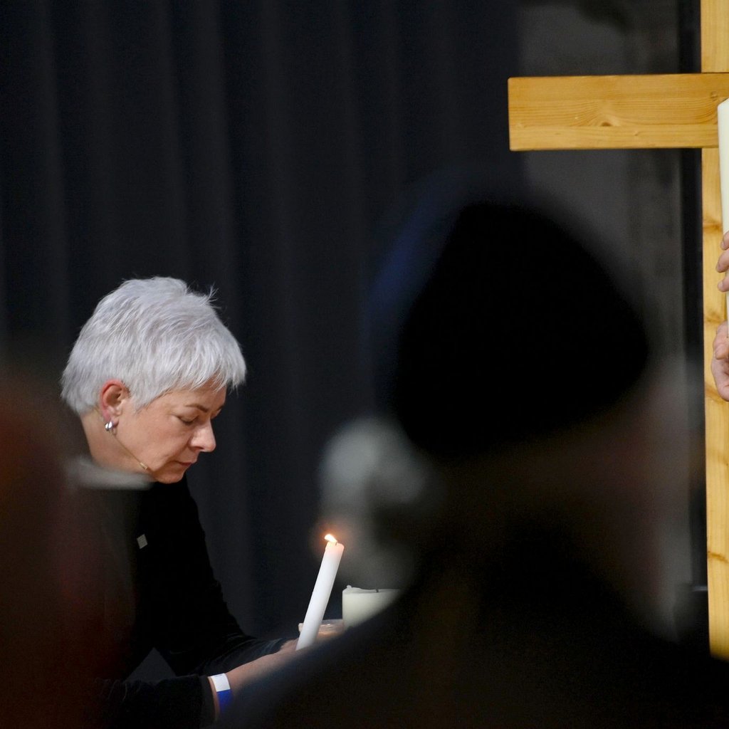 Regina Dolores Stieler-Hinz, Bürgermeisterin der Stadt Magdeburg, trägt in der Johanniskirche eine Kerze beim Gedenkgottesdienst.