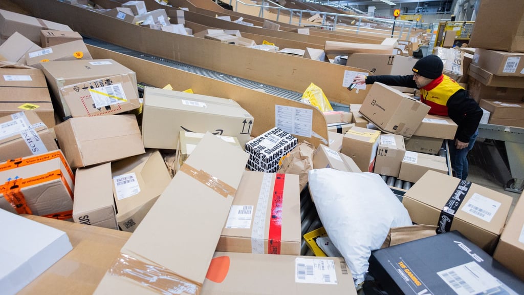 Paketfluten aus dem Ausland nehmen vor Weihnachten zu. (Symbolbild)