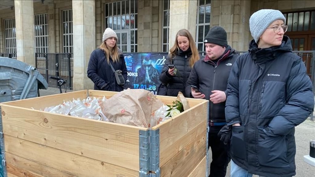 Am Alten Markt werden unter anderem Kerzen für die Menschen-Lichterkette am Abend ausgegeben.