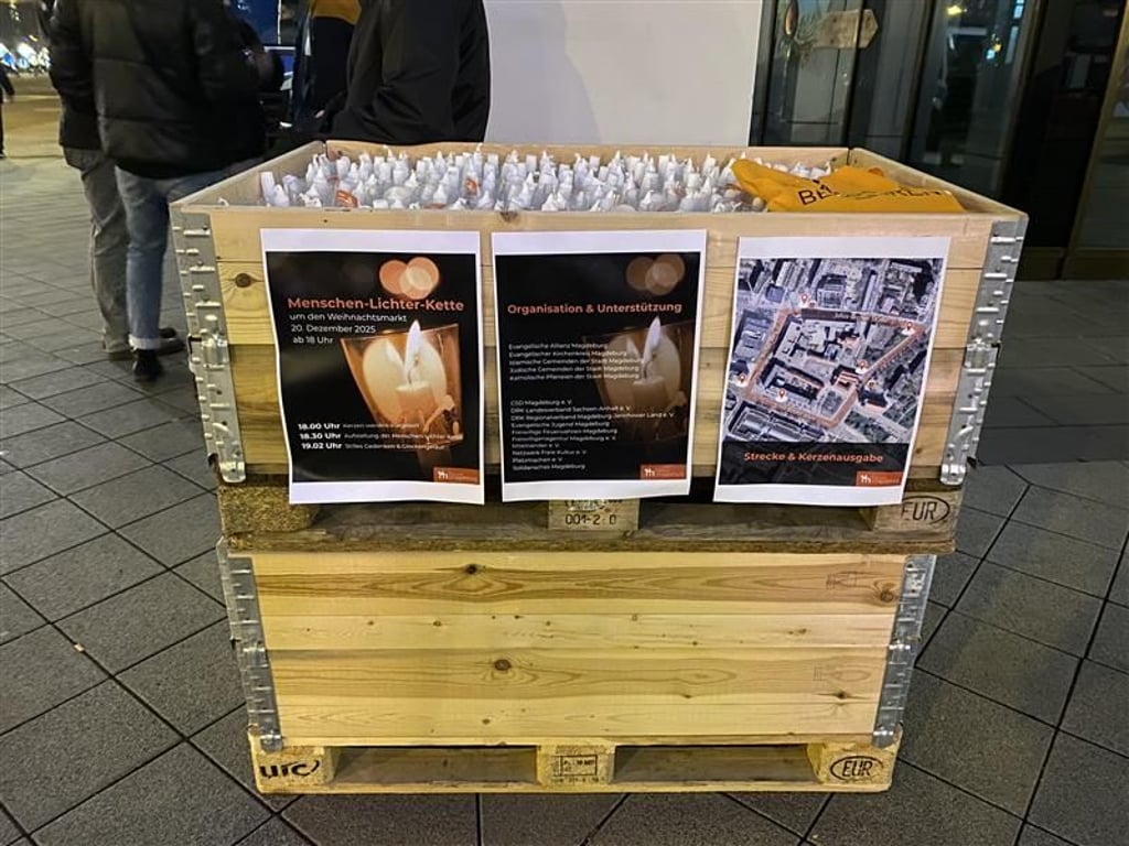 Am Alten Markt in Magdeburg werden ab 18 Uhr Kerzen für die Lichterkette verteilt.