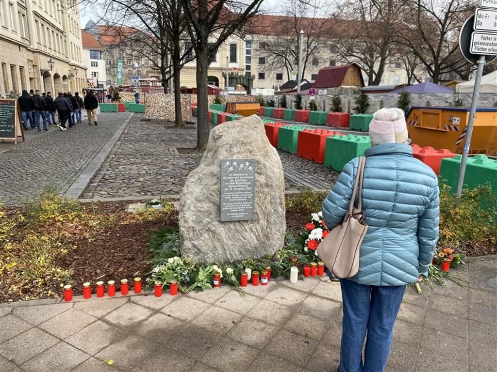 Der Gedenkstein für die Opfer des Anschlags in Magdeburg wurde eingeweiht.