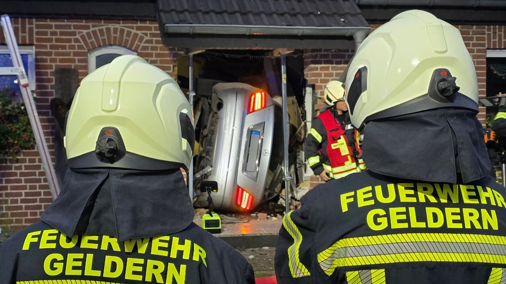 Das Auto durchschlug den Eingangsbereich.