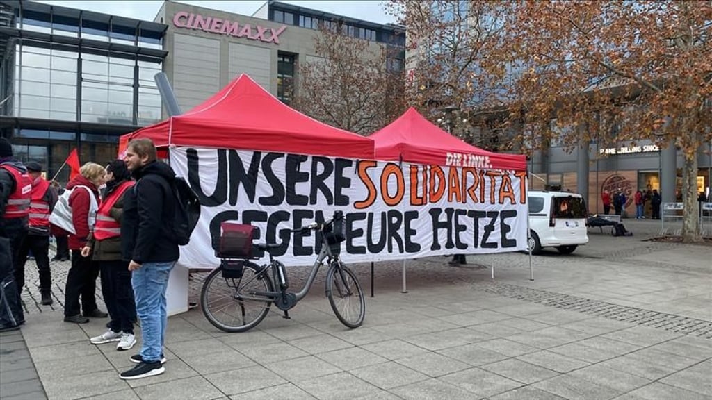 Die Linke hat eine Mahnwache vor dem City Carré aufgebaut.