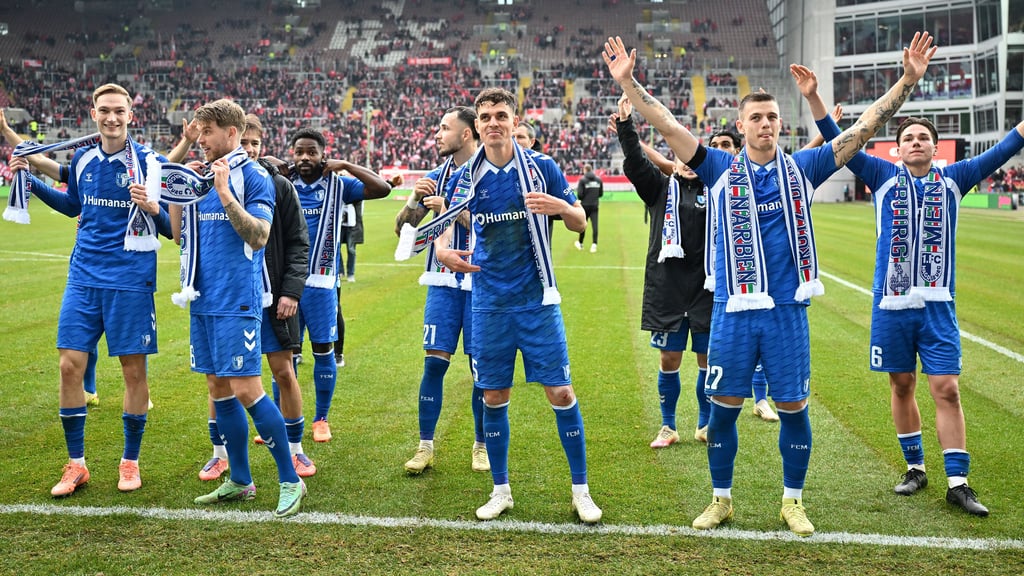 Der 1. FC Magdeburg feiert seinen Auswärtssieg beim 1. FC Kaiserslautern.