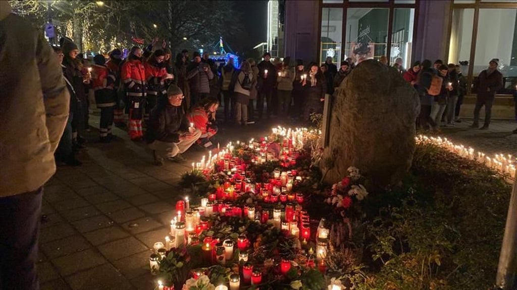 Hunderte Kerzen stehen am Gedenkstein, der für die Opfer des Anschlags in Magdeburg errichtet wurde.