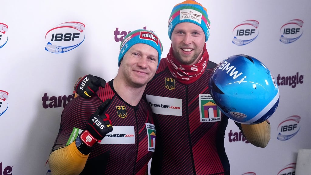Francesco Friedrich (l) und Alexander Schüller aus Deutschland gewannen erstmals in diesem Olympia-Winter im Zweierbob-Weltcup.