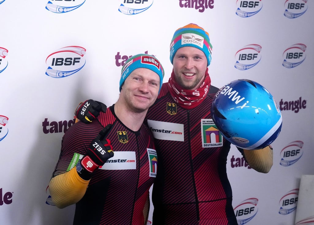 Francesco Friedrich (l) und Alexander Schüller aus Deutschland gewannen erstmals in diesem Olympia-Winter im Zweierbob-Weltcup.