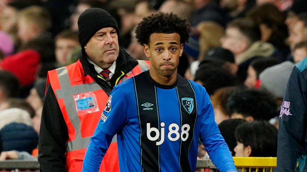 Tyler Adams verlässt das Spiel gegen Manchester United nach nur wenigen Minuten verletzt.