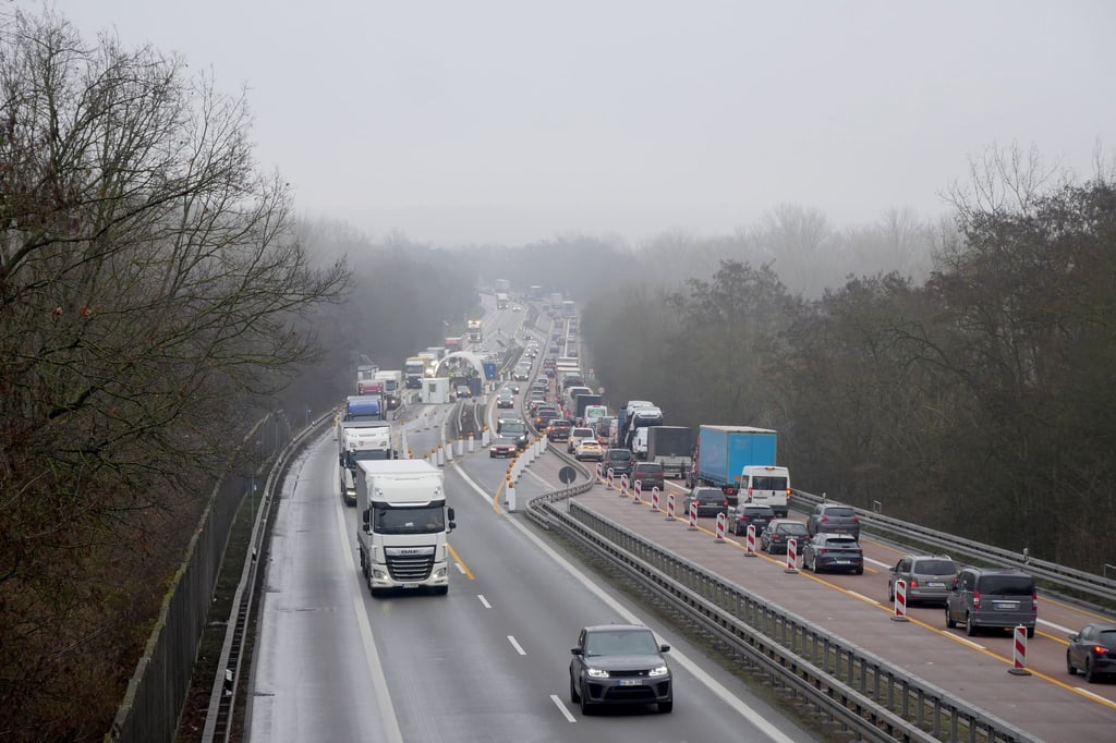 Um Staus durch die feste Grenzkontrollstelle auf der A12 bei Frankfurt (Oder) einzudämmen, gibt es nach einem Umbau jetzt eine neue Verkehrsführung.
