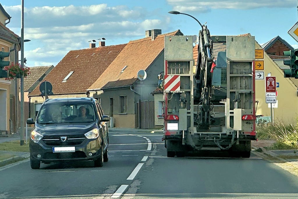 Tausende Fahrzeuge, darunter viele Lkw, passieren täglich die Ortsdurchfahrt Jerichow. Anwohner fordern auch deshalb  eine Tempobegrenzung. 