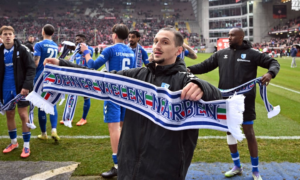 Baris Atik mit dem besonderen Fanschal nach Spielende.