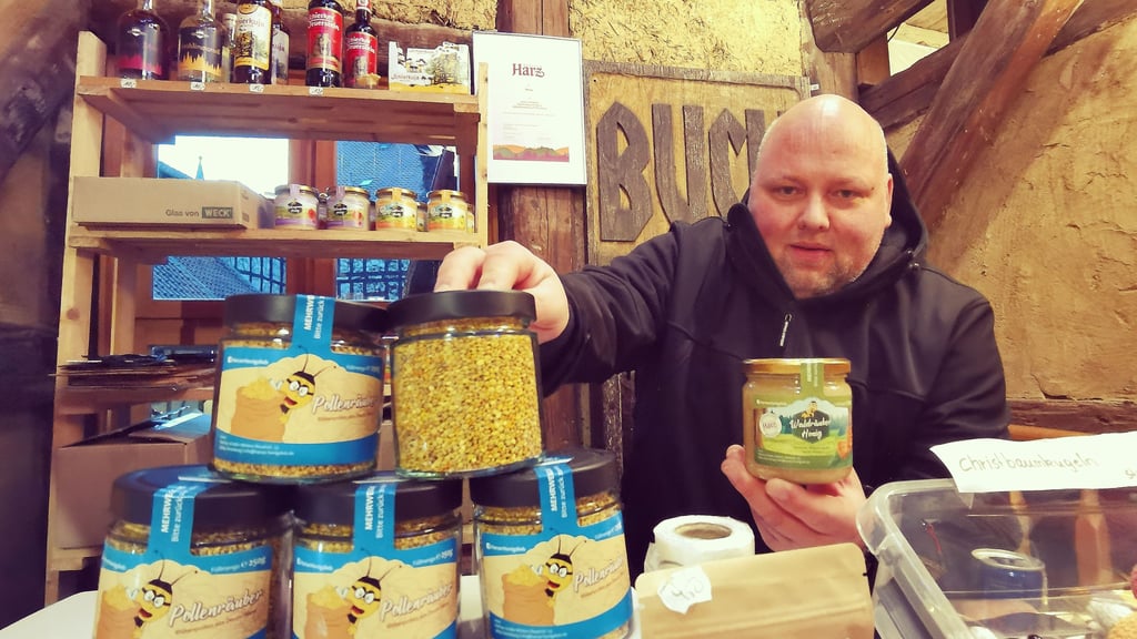 Imker Mathias Schäfer aus Derenburg ist der Harzer Honigdieb. Zu seinen Honigen ist ein ganz ausgefallener Aufstrich hinzugekommen.