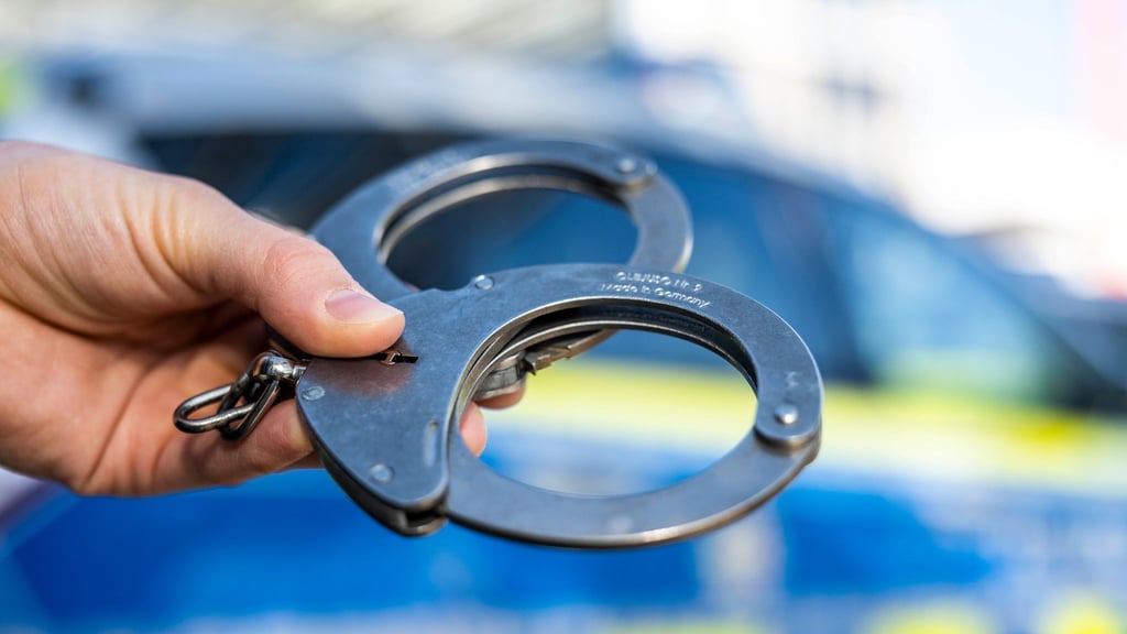 Ladendieb in Magdeburg wird von der Polizei vorläufig festgenommen.