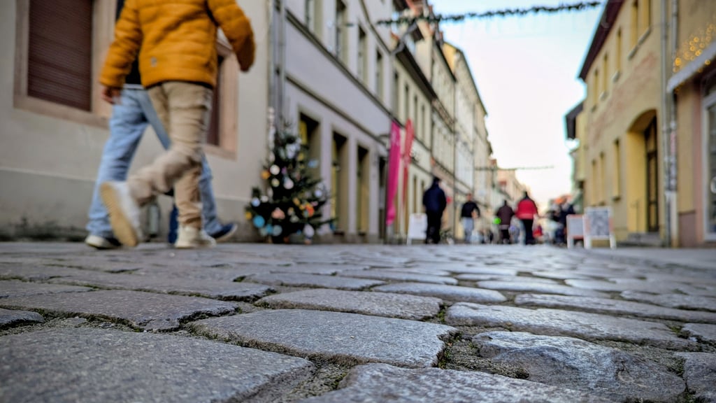 Vor allem die Wölbung des Pflasters in der Mitte der Gotthardstraße will die Stadt abflachen.