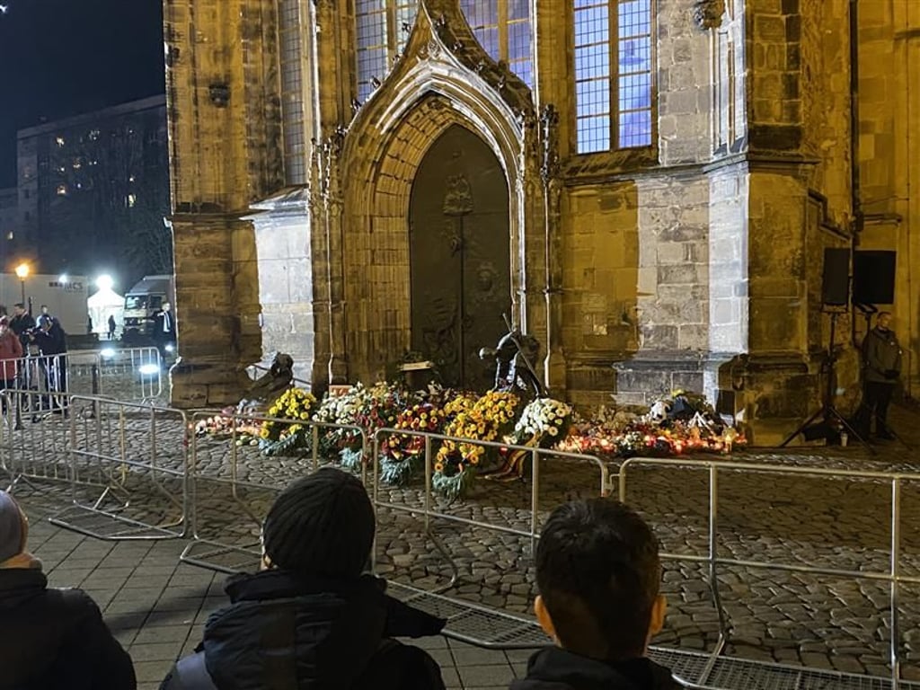 Sieben Kränze wurden vor der Johanniskirche abgelegt.