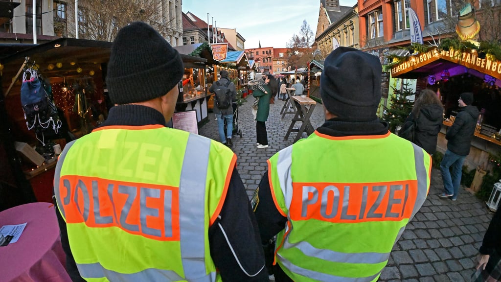 Ralf Nettlau und Jörg Offenborn sind in ihren leuchtenden Westen schon von Weitem gut erkennbar.