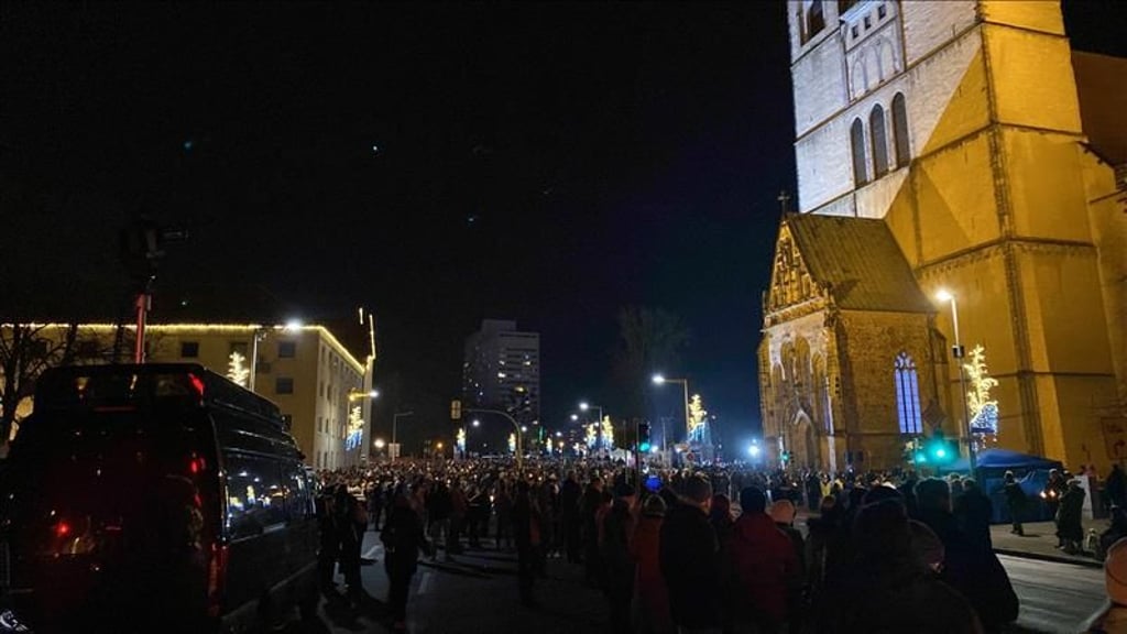 Es werden immer mehr Kerzen entzündet. Die Lichterkette führt jetzt in die Jakobstraße. Sie wird dort aktuell unterbrochen, weil sehr viele Menschen vor der Kirche den Livestream der Gedenkstunde verfolgen..