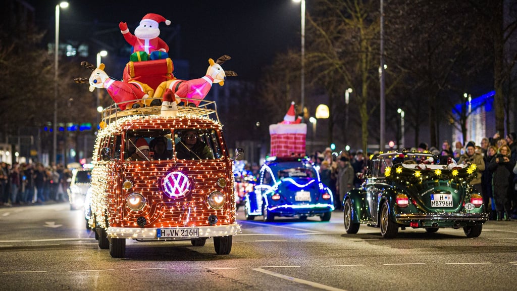 Ein Blickfang - geschmückte, leuchtende Autos auf den Straßen.