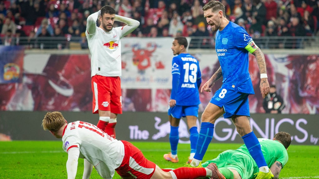 Bayer-Kapitän Robert Andrich schreit RB-Stürmer Conrad Harder zusammen.