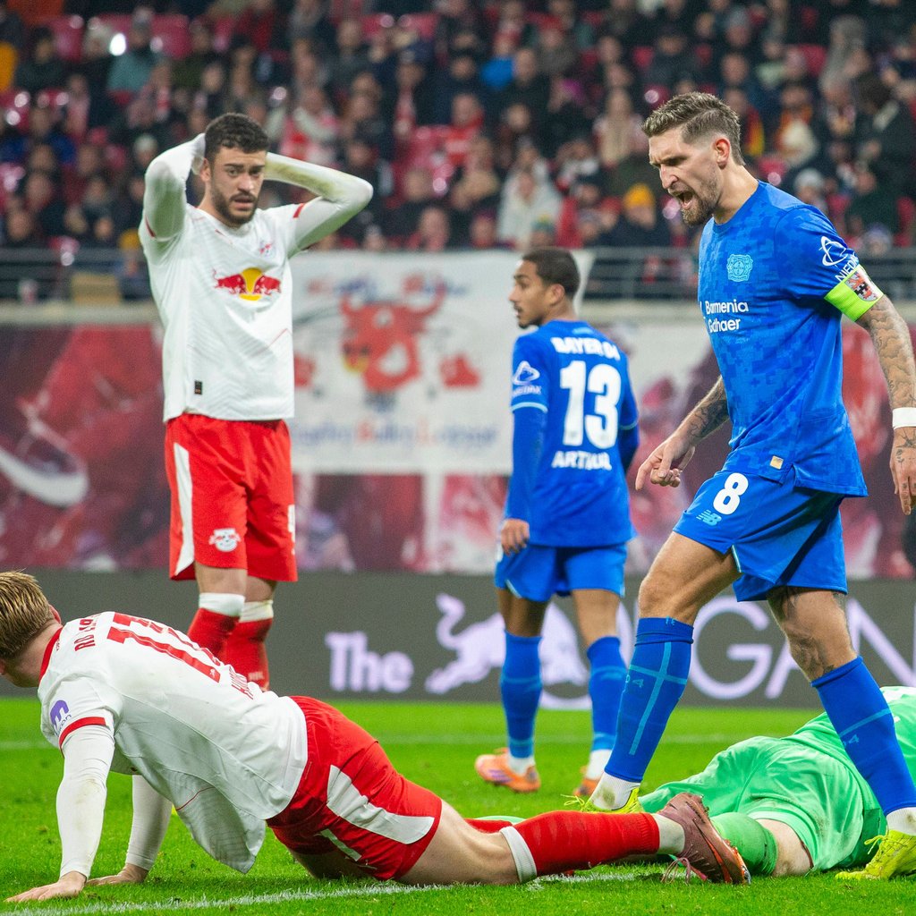 Bayer-Kapitän Robert Andrich schreit RB-Stürmer Conrad Harder zusammen.