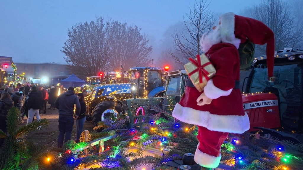 Weihnachtlich geschmückte Trecker sind bei einer Lichterfahrt von Syke nach Weyhe gefahren.