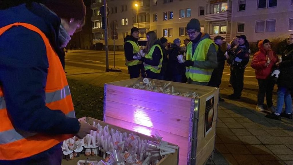 An der Julius-Bremer-Straße läuft auch die Ausgabe der Kerzen. Insgesamt sind es 5.000 Kerzen, pro Ausgabeort also circa 1.000