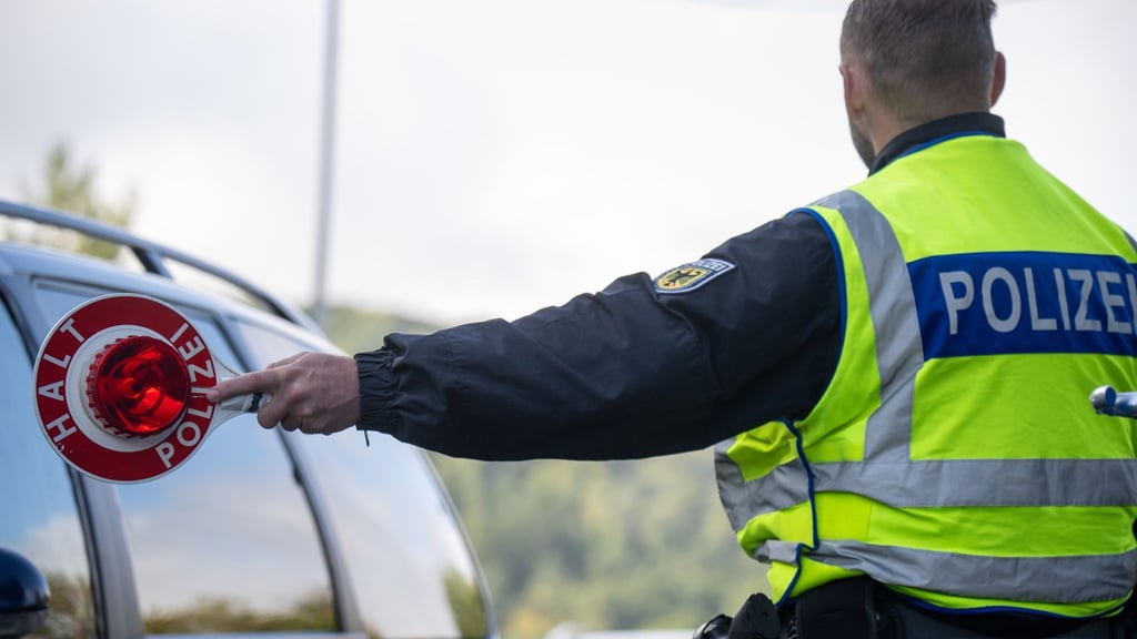 Binnengrenzkontrollen sind im Schengen-Raum eigentlich nicht vorgesehen. Bundesinnenminister Alexander Dobringt (CSU) will daran nach eigener Aussage aber vorerst festhalten. (Archivfoto)