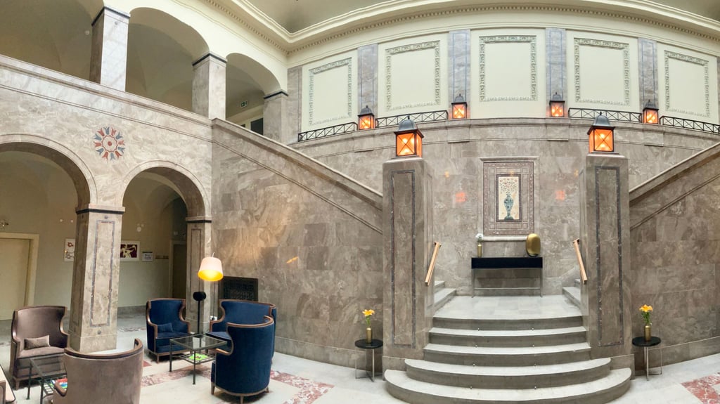 Mit klaren Linien, edel und hell zeigt sich der Lichthof des ehemaligen Verwaltungsgebäudes des Eisenhüttenwerks Thale.