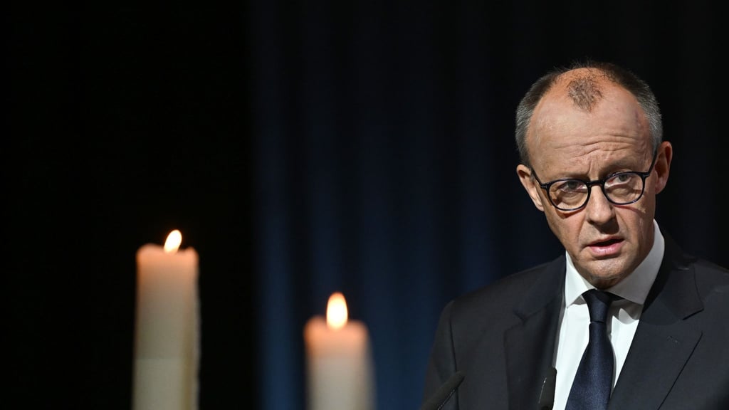 Merz kam zum Gedenken nach Magdeburg.