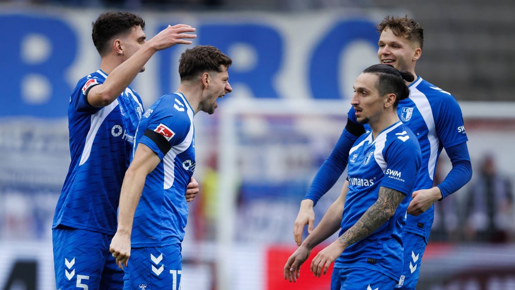 Alexander Nollenberger schreit den Jubel raus: Der 1. FC Magdeburg hat am 17. Spieltag die Abstiegsränge der 2. Bundesliga verlassen.