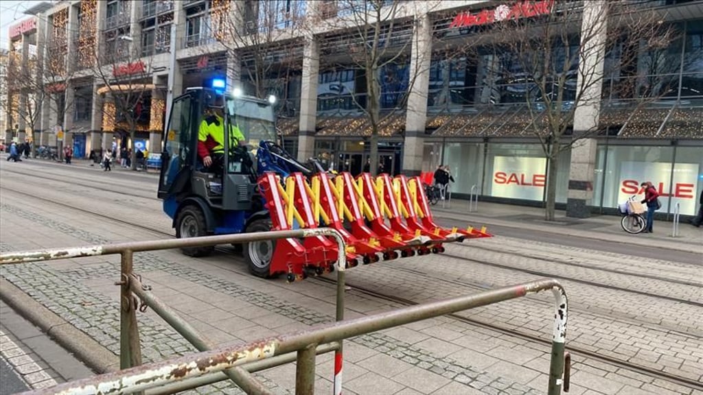 Um die Sicherheit während des Gedenktages zu gewährleisten, werden in der Innenstadt Absperrungen aufgebaut.