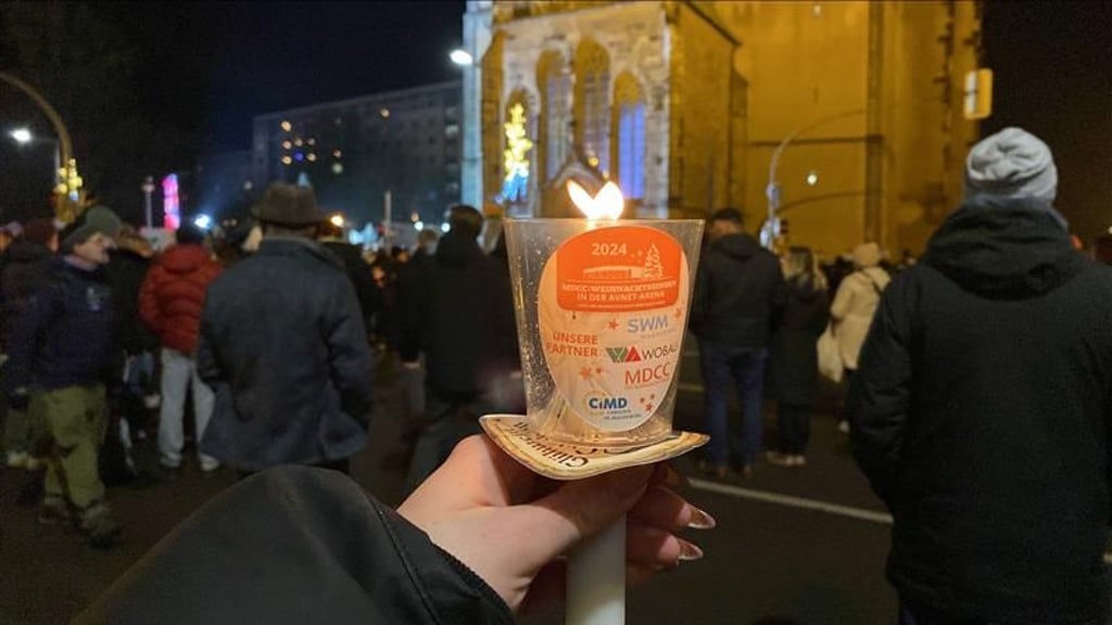 Für die Lichterkette kommen in Magdeburg auch Kerzen vom Weihnachtssingen zum Einsatz. Dieses wurde im Vorjahr abgesagt.