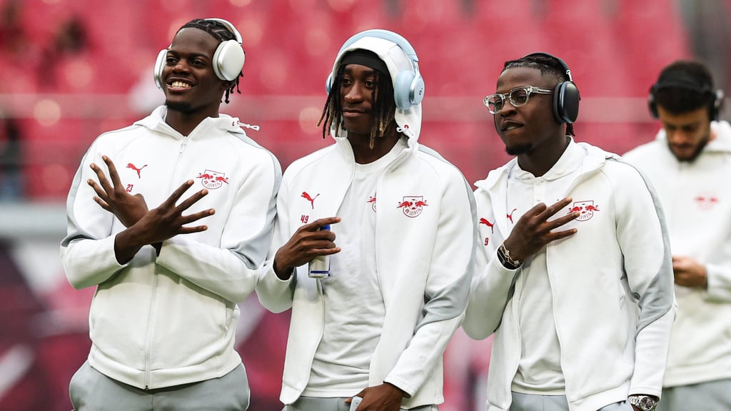 Castello Lukeba (l.) und Yan Diomande (2.v.l.) sind die beiden wertvollsten RB-Profis.