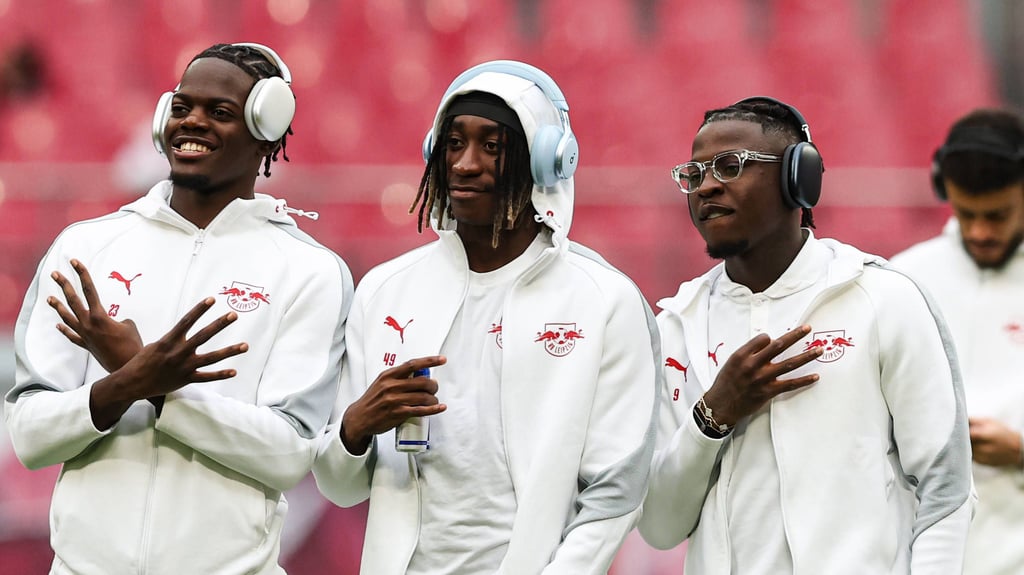 Castello Lukeba (l.) und Yan Diomande (2.v.l.) sind die beiden wertvollsten RB-Profis.