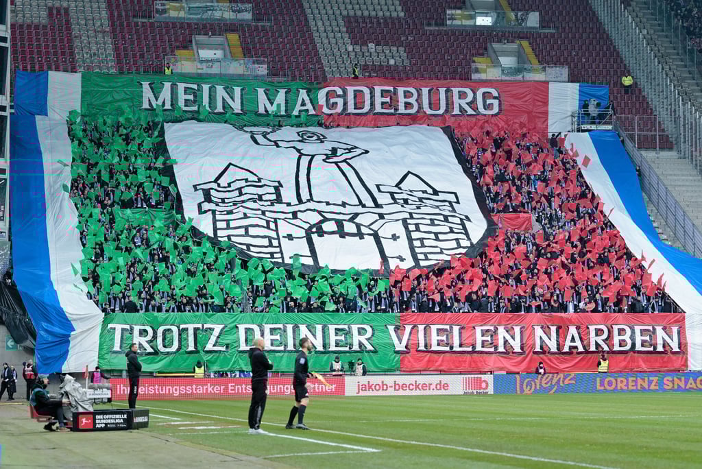 Beim Spiel Kaiserslautern gegen FCM gedenken die Fans der Mannschaft der Opfer.
