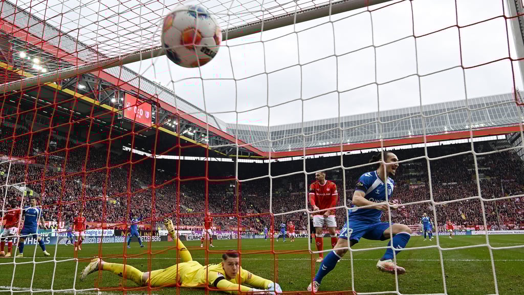 Tore gegen den Ex-Verein schmecken besonders gut: Baris Atik (rechts) feiert seinen Treffer zum 1:0 für den 1. FC Magdeburg gegen den FCK.