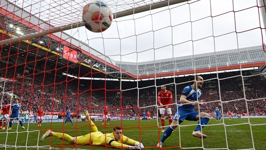 Tore gegen den Ex-Verein schmecken besonders gut: Baris Atik (rechts) feiert seinen Treffer zum 1:0 für den 1. FC Magdeburg gegen den FCK.
