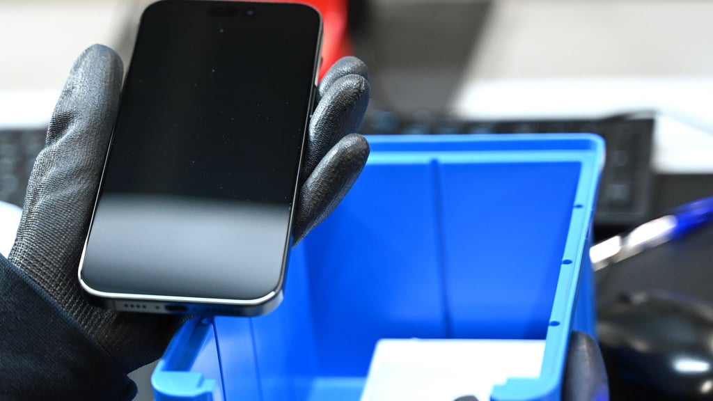 Ein gebrauchtes Smartphone wird generalüberholt und für den Wiederverkauf flottgemacht. (Symbolbild)