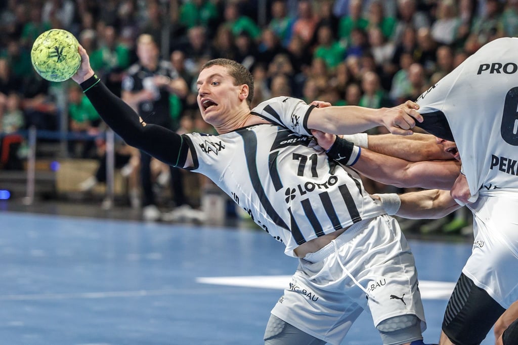 Elias Ellefsen a Skipagøtu und der THW Kiel spielten gegen die TSV Hannover-Burgdorf.