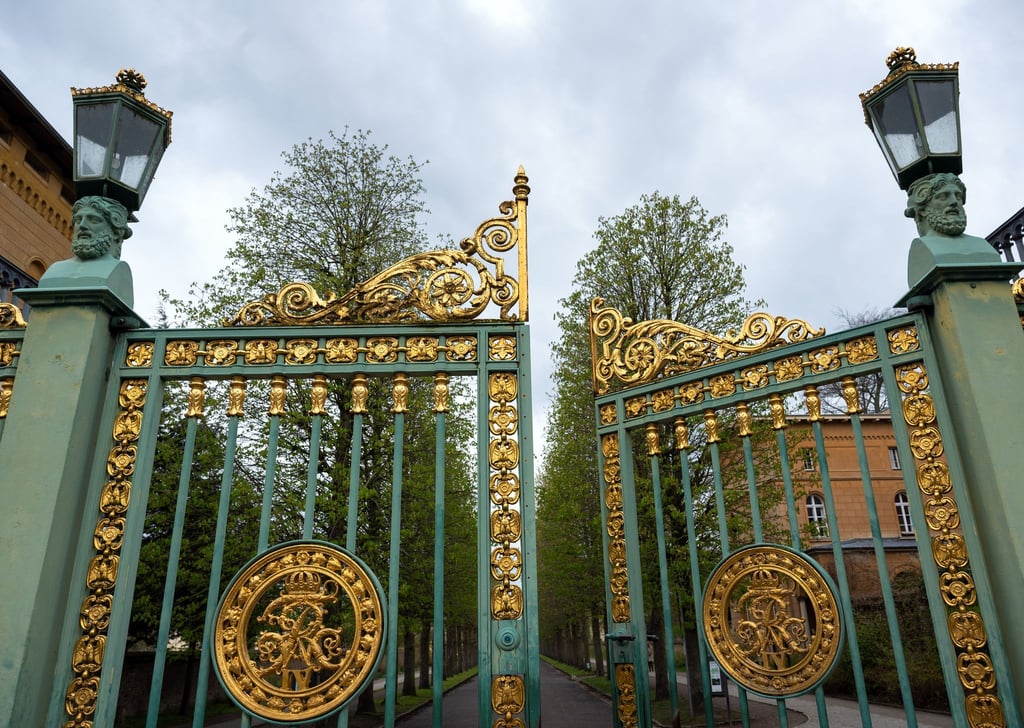 Die Tore zum Park Sanssouci in Potsdam bleiben in der Silvesternacht zu. (Archivbild)