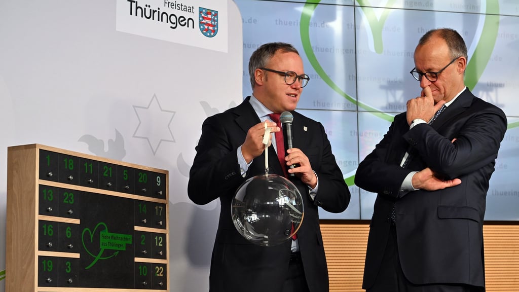 Thüringens Ministerpräsident Mario Voigt übergab Bundeskanzler Friedrich Merz (beide CDU) eine gläserne Weihnachtskugel. Das Weihnachtsfest verbringt der 48-Jährige im Kreise seiner Familie. (Archivbild)