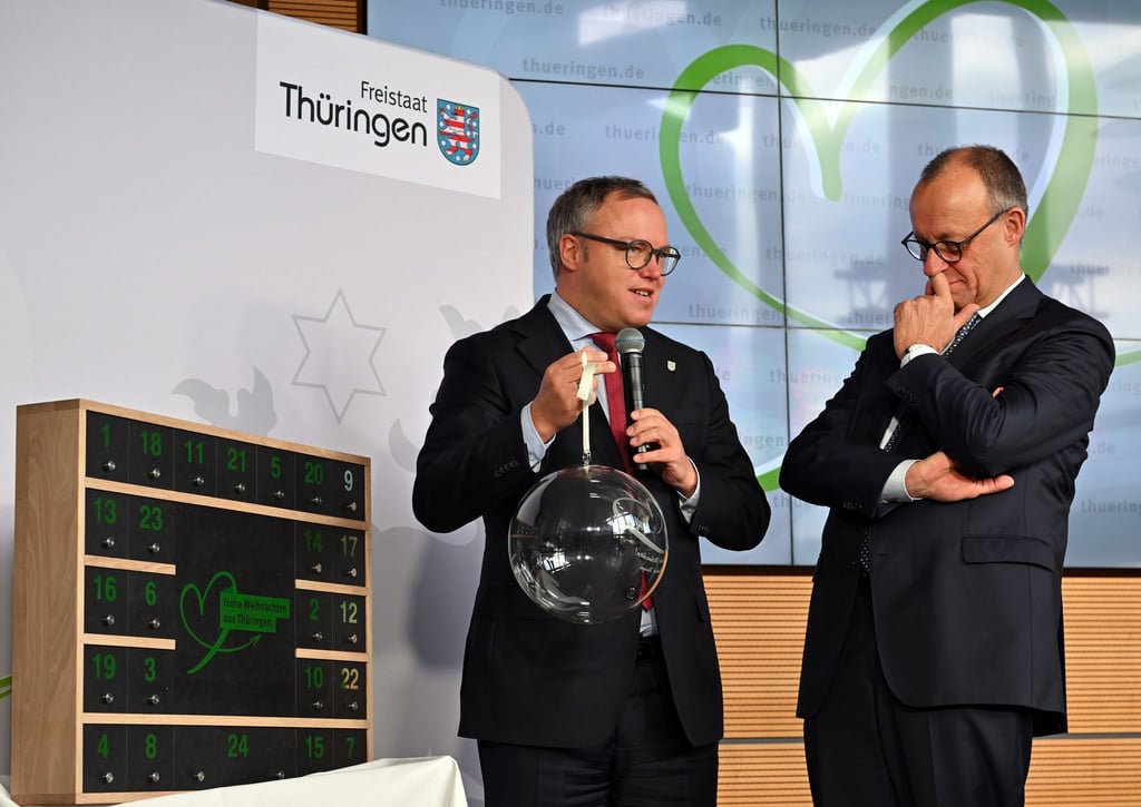 Thüringens Ministerpräsident Mario Voigt übergab Bundeskanzler Friedrich Merz (beide CDU) eine gläserne Weihnachtskugel. Das Weihnachtsfest verbringt der 48-Jährige im Kreise seiner Familie. (Archivbild)