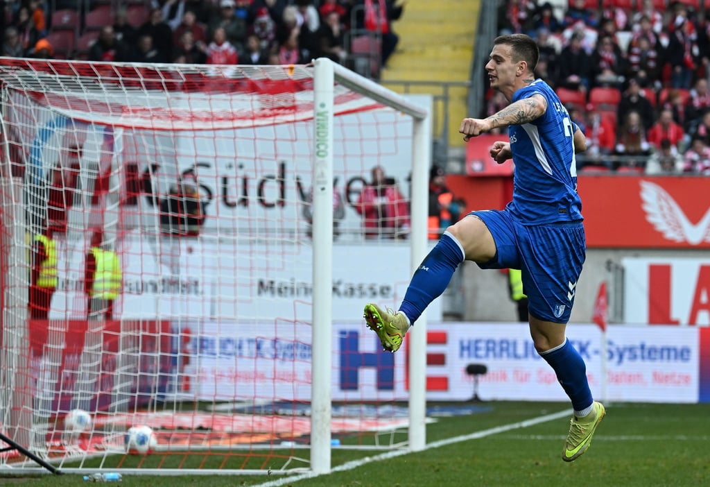 Mateusz Zukowski bejubelt sein 2:0 für den FCM beim 1. FC Kaiserslautern.