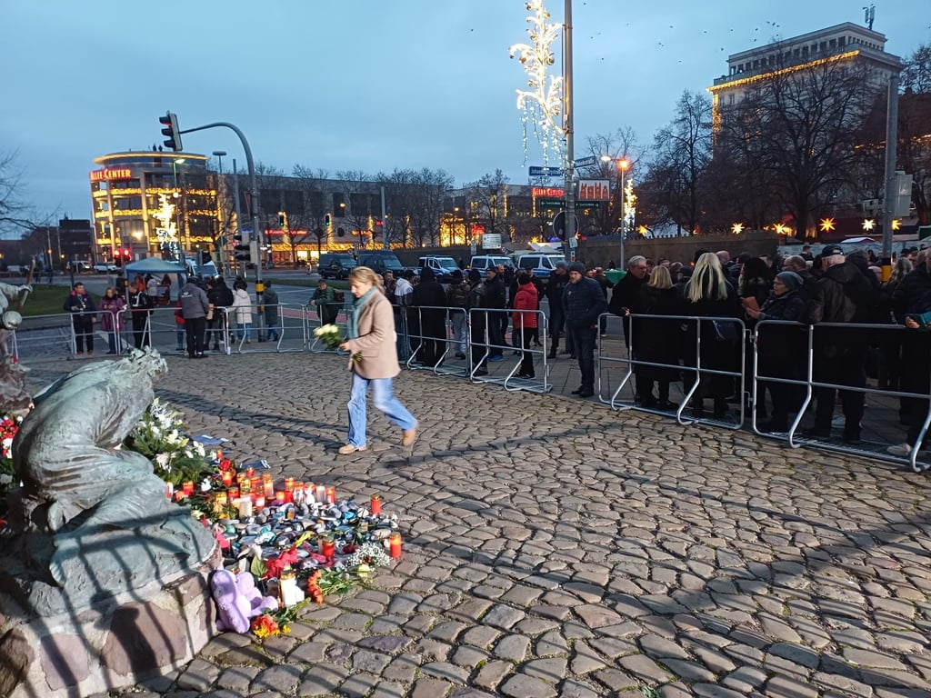 Etliche Kerzen und Blumen wurden vor der Johanniskirche abgelegt.