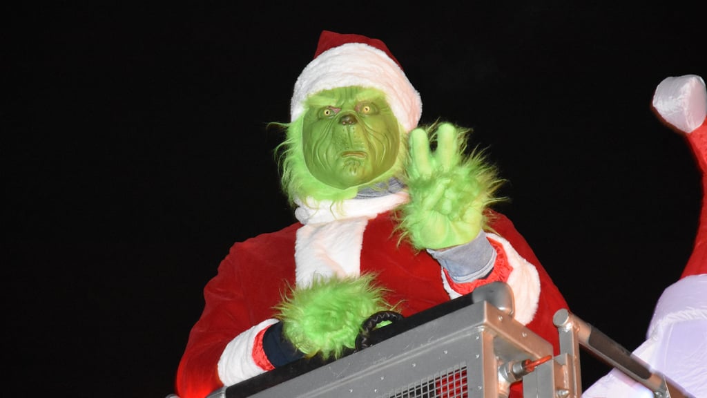 Der Grinch hatte im Rettungskorb eines Feuerwehrautos Platz genommen.