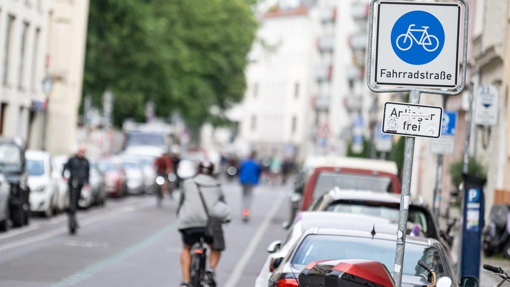 Getrennte Bereiche für Radfahrer und Autoverkehr tragen zu mehr Sicherheit bei. (Archivbild)