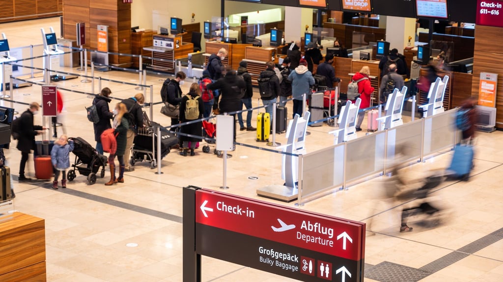 Über eine Million Reisende kommen in den Weihnachtsferien auf den Flughafen BER zu. (Archivbild)