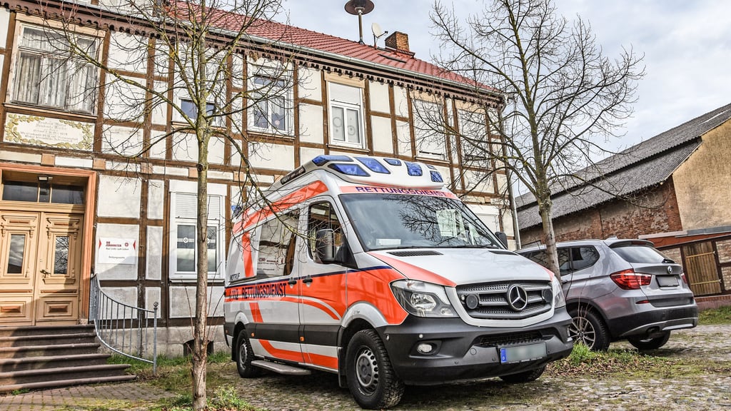 Die Rettungswache in Kahrstedt von außen. Nach hinten raus befindet sich der Dorfgemeinschaftsraum.
