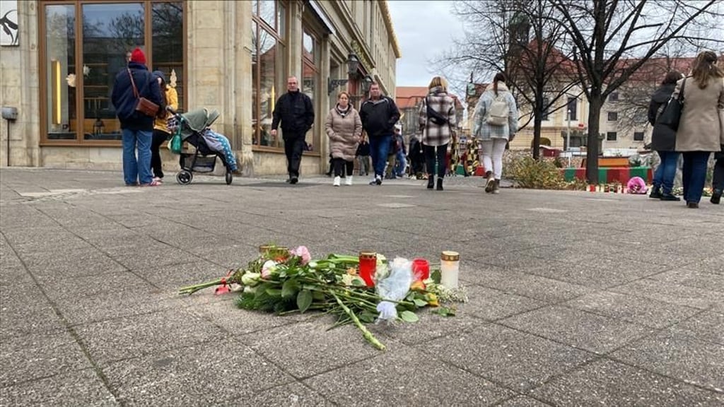 Vor allem in der Hartstraße, wo auch der Gedenkstein für die Opfer steht, ist die Anteilnahme groß.