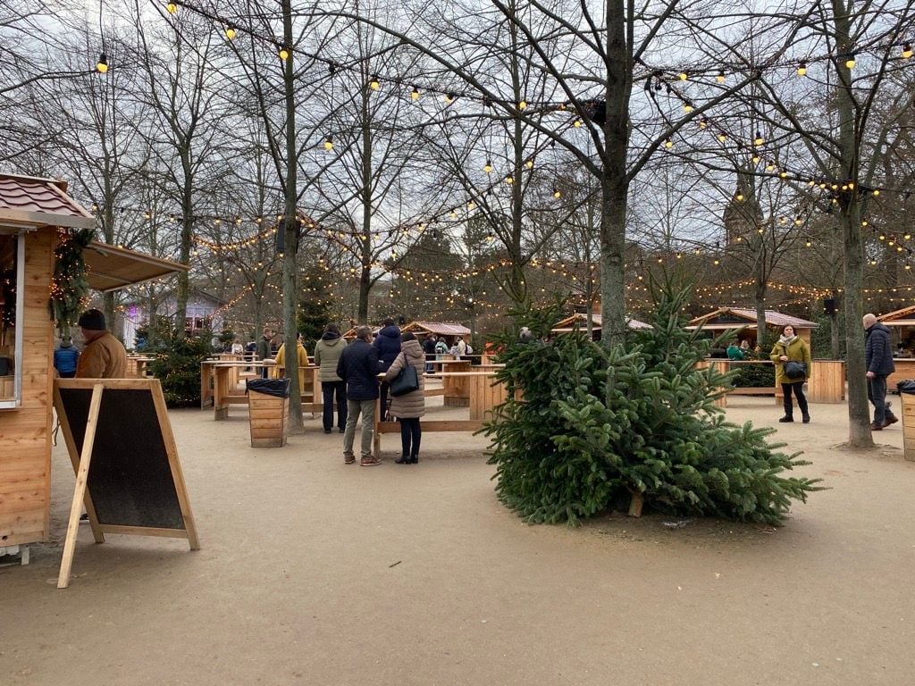 Der Weihnachtsmarkt der Milchkuranstalt hat zum Gedenktag in Magdeburg geöffnet.